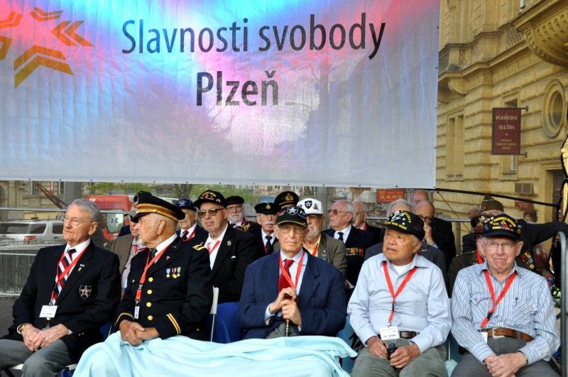 Vzpomínkovým aktem u památníku Díky, Ameriko! vyvrcholily (6.5.2012) třídenní Slavnosti svobody, kterými si každoročně Plzeň připomíná osvobození americkou armádou v květnu 1945. Foto: Z. Kubalová