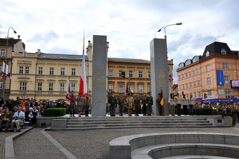 Vzpomínkovým aktem u památníku Díky, Ameriko! vyvrcholily (6.5.2012) třídenní Slavnosti svobody, kterými si každoročně Plzeň připomíná osvobození americkou armádou v květnu 1945. Foto: Z. Kubalová