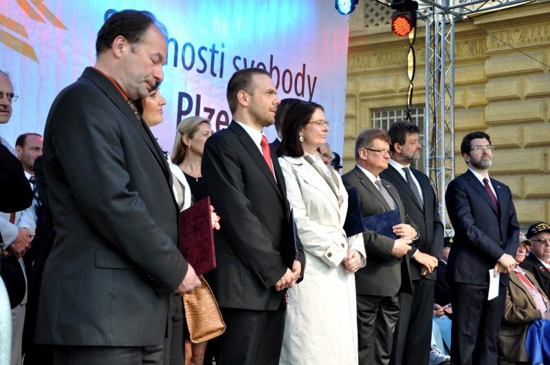 Vzpomínkovým aktem u památníku Díky, Ameriko! vyvrcholily (6.5.2012) třídenní Slavnosti svobody, kterými si každoročně Plzeň připomíná osvobození americkou armádou v květnu 1945. Foto: Z. Kubalová