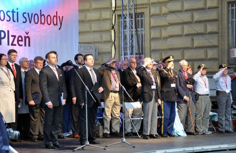 Vzpomínkovým aktem u památníku Díky, Ameriko! vyvrcholily (6.5.2012) třídenní Slavnosti svobody, kterými si každoročně Plzeň připomíná osvobození americkou armádou v květnu 1945. Foto: Z. Kubalová