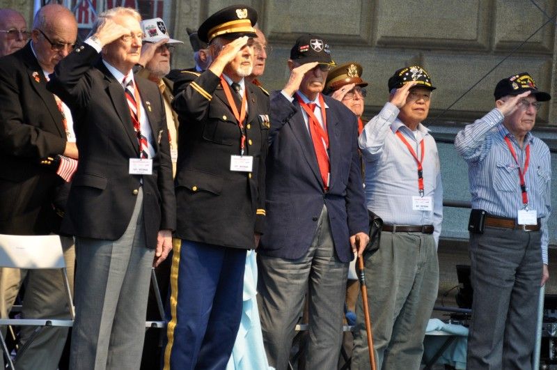 Vzpomínkovým aktem u památníku Díky, Ameriko! vyvrcholily (6.5.2012) třídenní Slavnosti svobody, kterými si každoročně Plzeň připomíná osvobození americkou armádou v květnu 1945. Foto: Z. Kubalová