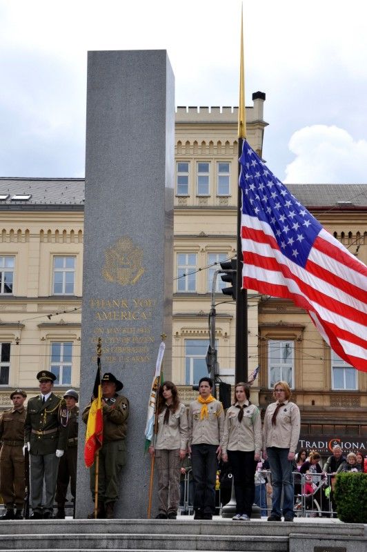 Vzpomínkovým aktem u památníku Díky, Ameriko! vyvrcholily (6.5.2012) třídenní Slavnosti svobody, kterými si každoročně Plzeň připomíná osvobození americkou armádou v květnu 1945. Foto: Z. Kubalová