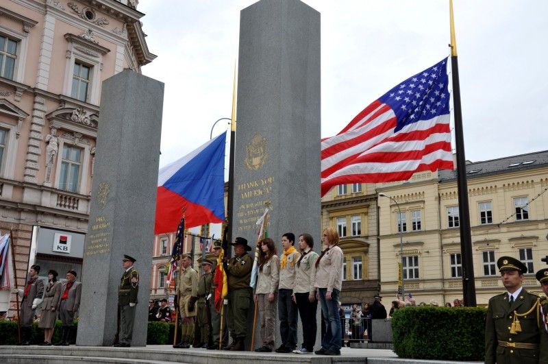 Vzpomínkovým aktem u památníku Díky, Ameriko! vyvrcholily (6.5.2012) třídenní Slavnosti svobody, kterými si každoročně Plzeň připomíná osvobození americkou armádou v květnu 1945. Foto: Z. Kubalová
