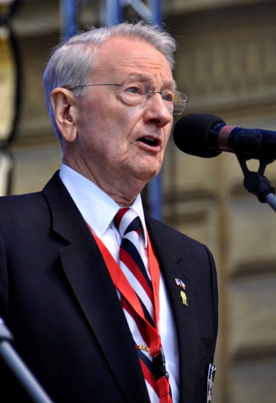 Vzpomínkovým aktem u památníku Díky, Ameriko! vyvrcholily (6.5.2012) třídenní Slavnosti svobody, kterými si každoročně Plzeň připomíná osvobození americkou armádou v květnu 1945. Foto: Z. Kubalová