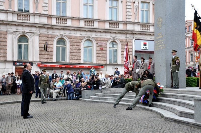 Vzpomínkovým aktem u památníku Díky, Ameriko! vyvrcholily (6.5.2012) třídenní Slavnosti svobody, kterými si každoročně Plzeň připomíná osvobození americkou armádou v květnu 1945. Foto: Z. Kubalová