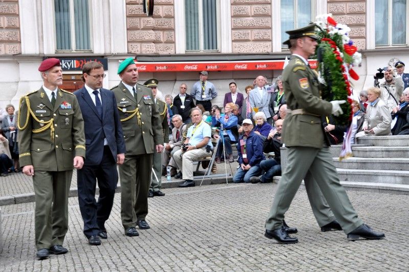 Vzpomínkovým aktem u památníku Díky, Ameriko! vyvrcholily (6.5.2012) třídenní Slavnosti svobody, kterými si každoročně Plzeň připomíná osvobození americkou armádou v květnu 1945. Foto: Z. Kubalová