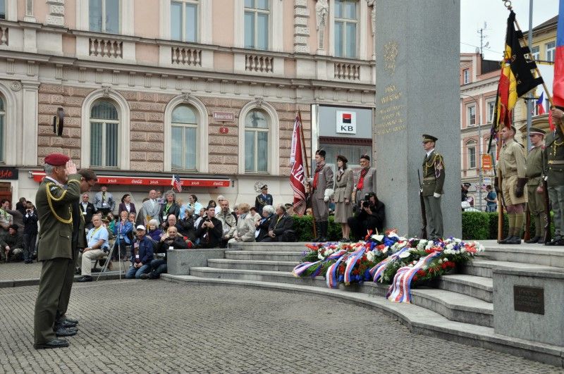 Vzpomínkovým aktem u památníku Díky, Ameriko! vyvrcholily (6.5.2012) třídenní Slavnosti svobody, kterými si každoročně Plzeň připomíná osvobození americkou armádou v květnu 1945. Foto: Z. Kubalová