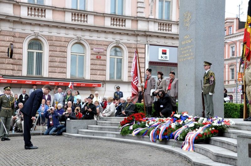 Vzpomínkovým aktem u památníku Díky, Ameriko! vyvrcholily (6.5.2012) třídenní Slavnosti svobody, kterými si každoročně Plzeň připomíná osvobození americkou armádou v květnu 1945. Foto: Z. Kubalová