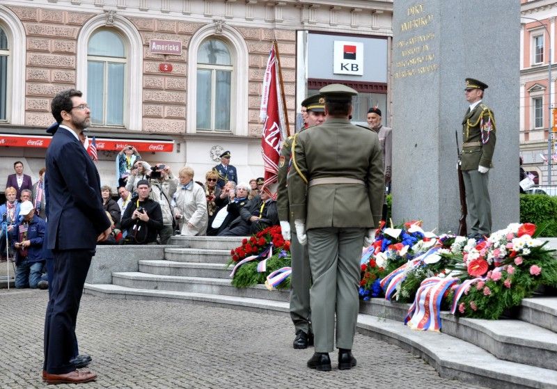 Vzpomínkovým aktem u památníku Díky, Ameriko! vyvrcholily (6.5.2012) třídenní Slavnosti svobody, kterými si každoročně Plzeň připomíná osvobození americkou armádou v květnu 1945. Foto: Z. Kubalová
