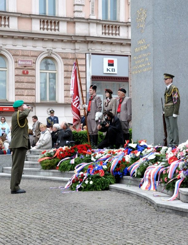 Vzpomínkovým aktem u památníku Díky, Ameriko! vyvrcholily (6.5.2012) třídenní Slavnosti svobody, kterými si každoročně Plzeň připomíná osvobození americkou armádou v květnu 1945. Foto: Z. Kubalová