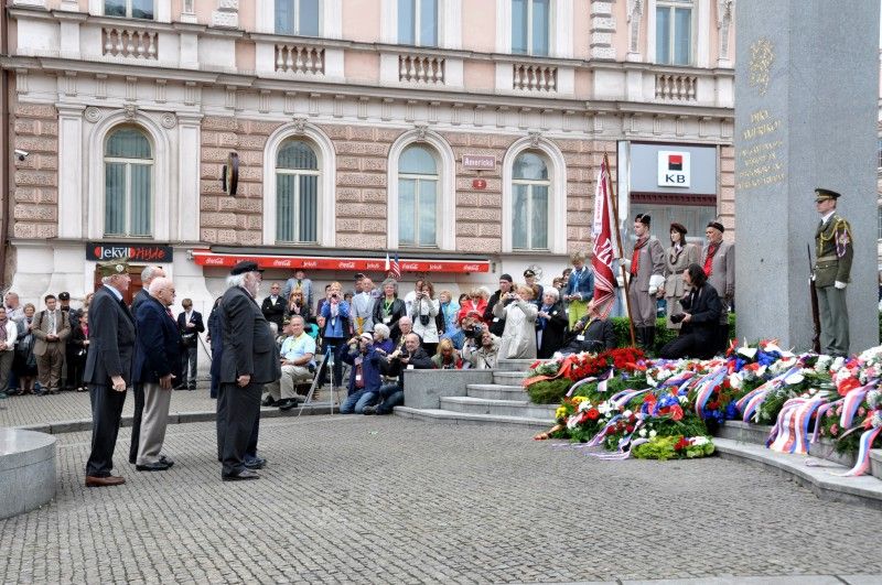 Vzpomínkovým aktem u památníku Díky, Ameriko! vyvrcholily (6.5.2012) třídenní Slavnosti svobody, kterými si každoročně Plzeň připomíná osvobození americkou armádou v květnu 1945. Foto: Z. Kubalová