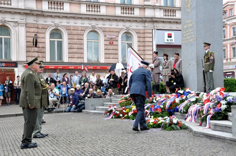 Vzpomínkovým aktem u památníku Díky, Ameriko! vyvrcholily (6.5.2012) třídenní Slavnosti svobody, kterými si každoročně Plzeň připomíná osvobození americkou armádou v květnu 1945. Foto: Z. Kubalová