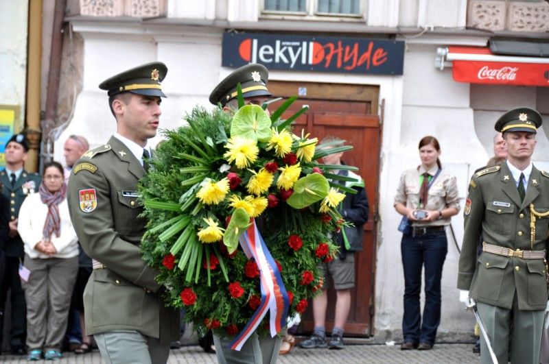 Vzpomínkovým aktem u památníku Díky, Ameriko! vyvrcholily (6.5.2012) třídenní Slavnosti svobody, kterými si každoročně Plzeň připomíná osvobození americkou armádou v květnu 1945. Foto: Z. Kubalová