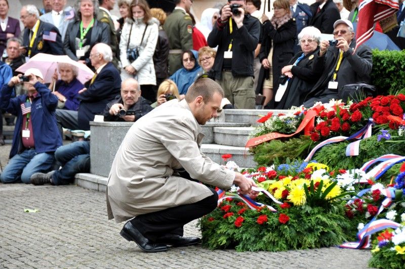 Vzpomínkovým aktem u památníku Díky, Ameriko! vyvrcholily (6.5.2012) třídenní Slavnosti svobody, kterými si každoročně Plzeň připomíná osvobození americkou armádou v květnu 1945. Foto: Z. Kubalová
