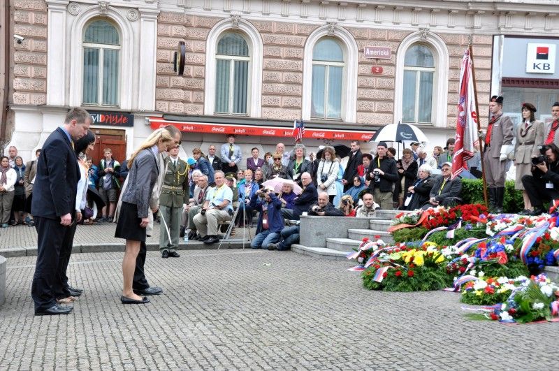 Vzpomínkovým aktem u památníku Díky, Ameriko! vyvrcholily (6.5.2012) třídenní Slavnosti svobody, kterými si každoročně Plzeň připomíná osvobození americkou armádou v květnu 1945. Foto: Z. Kubalová