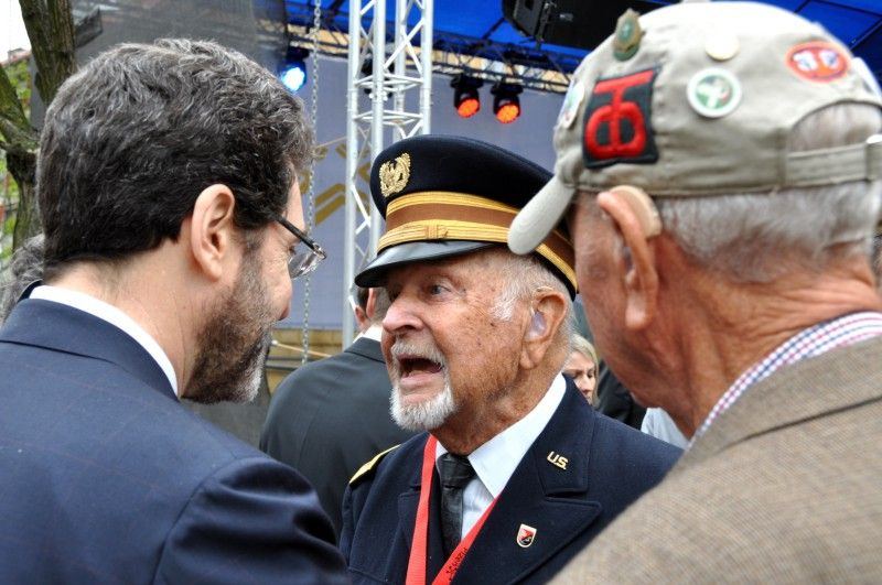 Vzpomínkovým aktem u památníku Díky, Ameriko! vyvrcholily (6.5.2012) třídenní Slavnosti svobody, kterými si každoročně Plzeň připomíná osvobození americkou armádou v květnu 1945. Foto: Z. Kubalová