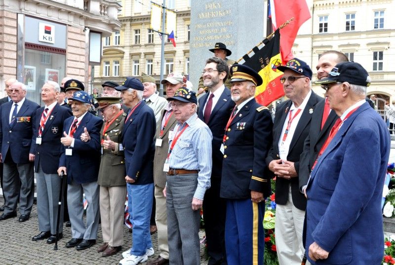 Vzpomínkovým aktem u památníku Díky, Ameriko! vyvrcholily (6.5.2012) třídenní Slavnosti svobody, kterými si každoročně Plzeň připomíná osvobození americkou armádou v květnu 1945. Foto: Z. Kubalová
