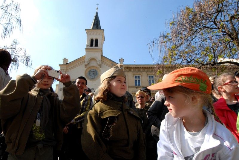 Pomník československým vojákům bojujícím na západní frontě v letech 1940 -1945 byl dnes (8.5.2012) slavnostně odhalen v Husově ulici. Má trvale připomínat oběti těchto vojáků a upozorňovat na to, že na osvobození Plzně a tehdejšího Československa se podílely také tisíce československých občanů.
