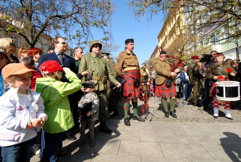 Pomník československým vojákům bojujícím na západní frontě v letech 1940 -1945 byl dnes (8.5.2012) slavnostně odhalen v Husově ulici. Má trvale připomínat oběti těchto vojáků a upozorňovat na to, že na osvobození Plzně a tehdejšího Československa se podílely také tisíce československých občanů.