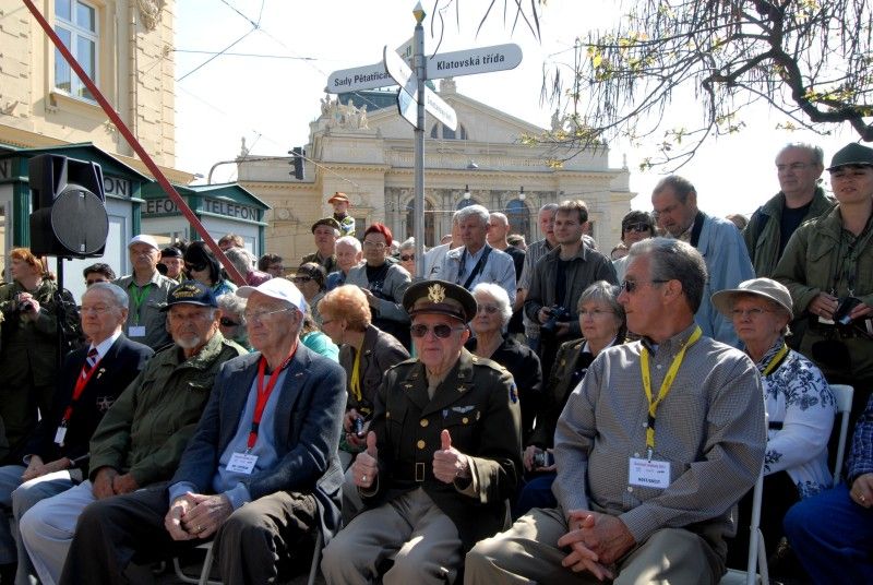 Pomník československým vojákům bojujícím na západní frontě v letech 1940 -1945 byl dnes (8.5.2012) slavnostně odhalen v Husově ulici. Má trvale připomínat oběti těchto vojáků a upozorňovat na to, že na osvobození Plzně a tehdejšího Československa se podílely také tisíce československých občanů.