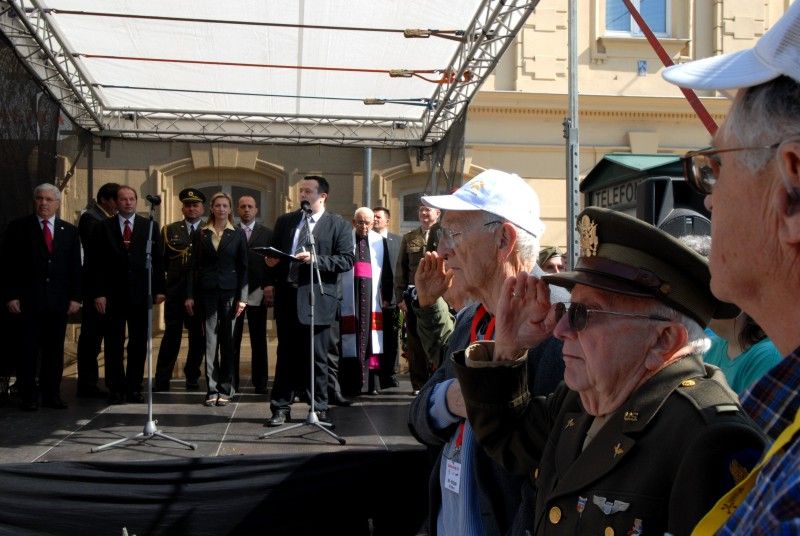 Pomník československým vojákům bojujícím na západní frontě v letech 1940 -1945 byl dnes (8.5.2012) slavnostně odhalen v Husově ulici. Má trvale připomínat oběti těchto vojáků a upozorňovat na to, že na osvobození Plzně a tehdejšího Československa se podílely také tisíce československých občanů.