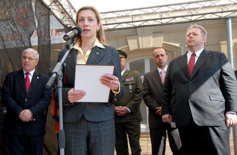 Pomník československým vojákům bojujícím na západní frontě v letech 1940 -1945 byl dnes (8.5.2012) slavnostně odhalen v Husově ulici. Má trvale připomínat oběti těchto vojáků a upozorňovat na to, že na osvobození Plzně a tehdejšího Československa se podílely také tisíce československých občanů.