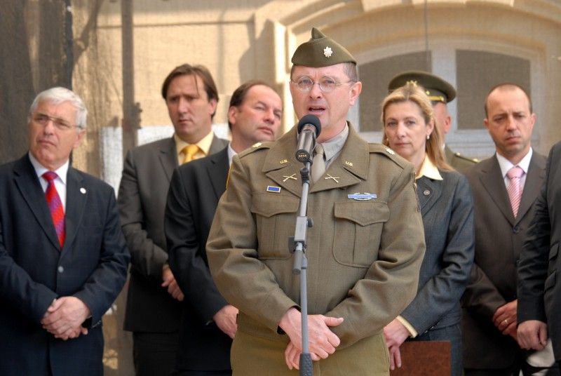 Pomník československým vojákům bojujícím na západní frontě v letech 1940 -1945 byl dnes (8.5.2012) slavnostně odhalen v Husově ulici. Má trvale připomínat oběti těchto vojáků a upozorňovat na to, že na osvobození Plzně a tehdejšího Československa se podílely také tisíce československých občanů.