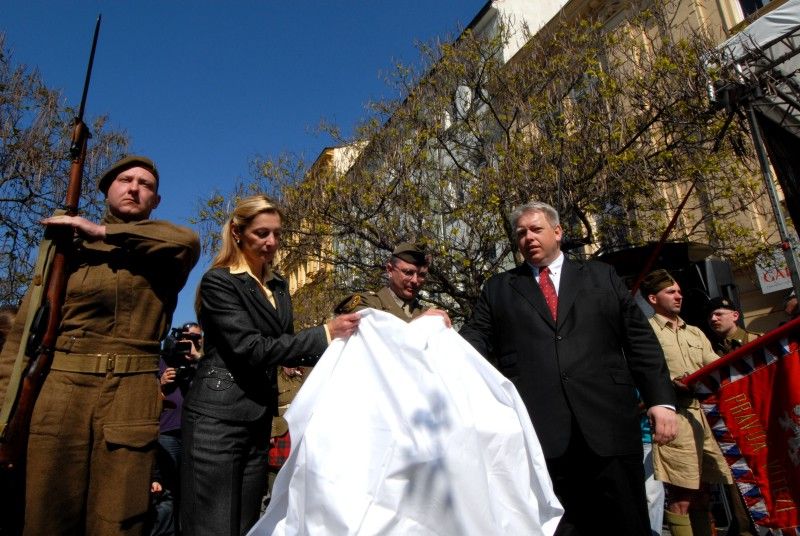 Pomník československým vojákům bojujícím na západní frontě v letech 1940 -1945 byl dnes (8.5.2012) slavnostně odhalen v Husově ulici. Má trvale připomínat oběti těchto vojáků a upozorňovat na to, že na osvobození Plzně a tehdejšího Československa se podílely také tisíce československých občanů.