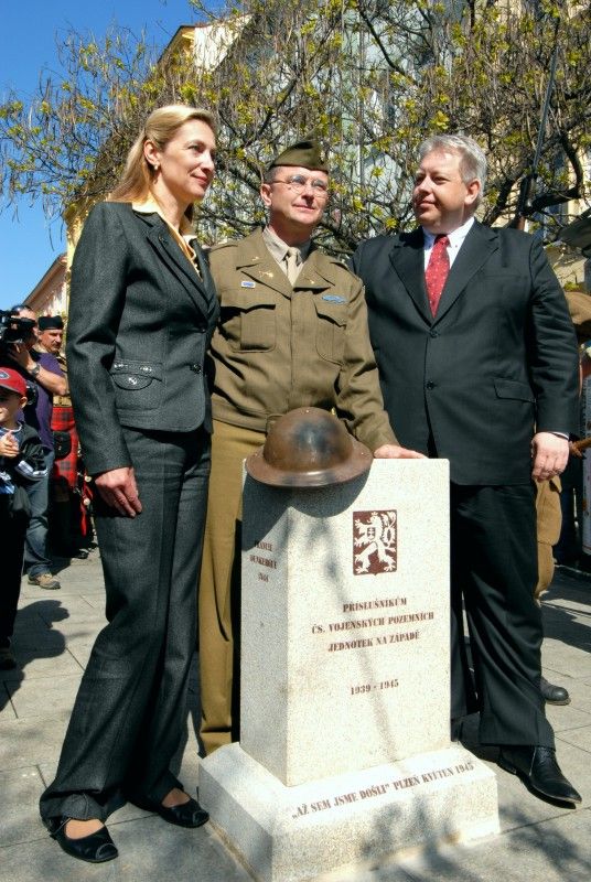 Pomník československým vojákům bojujícím na západní frontě v letech 1940 -1945 byl dnes (8.5.2012) slavnostně odhalen v Husově ulici. Má trvale připomínat oběti těchto vojáků a upozorňovat na to, že na osvobození Plzně a tehdejšího Československa se podílely také tisíce československých občanů.