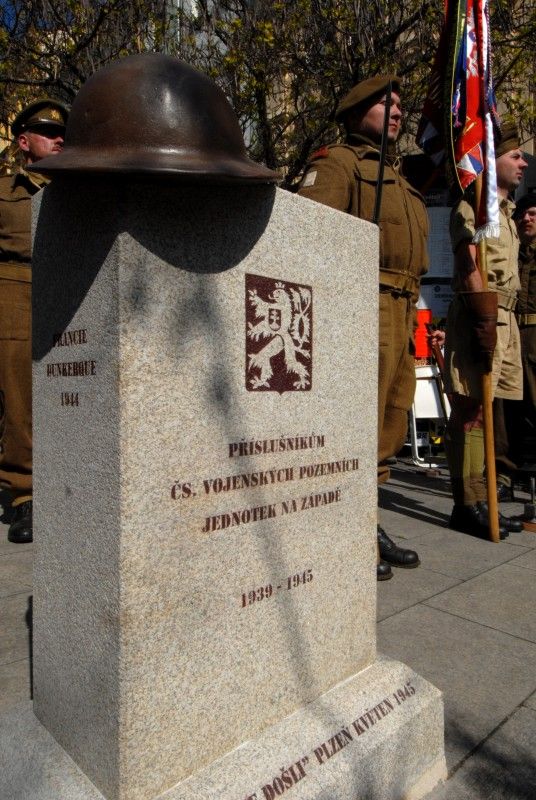 Pomník československým vojákům bojujícím na západní frontě v letech 1940 -1945 byl dnes (8.5.2012) slavnostně odhalen v Husově ulici. Má trvale připomínat oběti těchto vojáků a upozorňovat na to, že na osvobození Plzně a tehdejšího Československa se podílely také tisíce československých občanů.