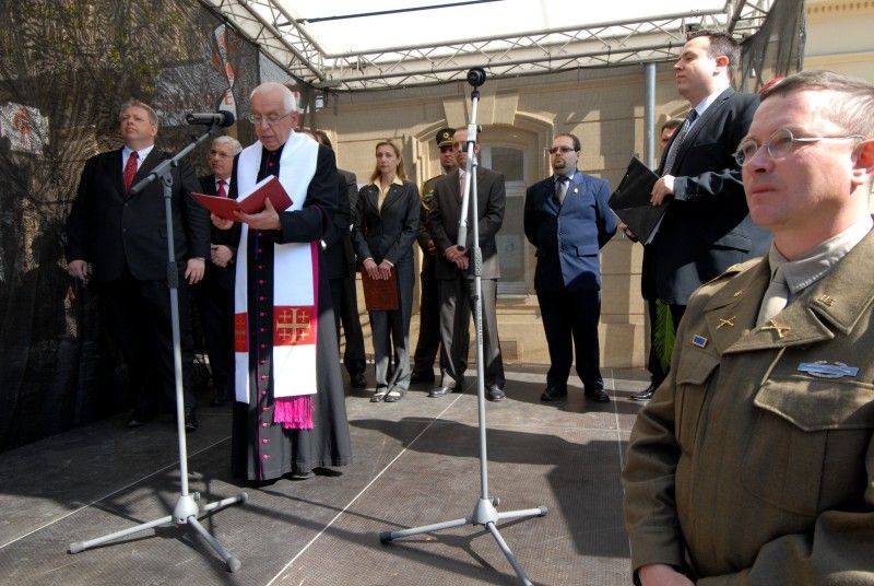 Pomník československým vojákům bojujícím na západní frontě v letech 1940 -1945 byl dnes (8.5.2012) slavnostně odhalen v Husově ulici. Má trvale připomínat oběti těchto vojáků a upozorňovat na to, že na osvobození Plzně a tehdejšího Československa se podílely také tisíce československých občanů.