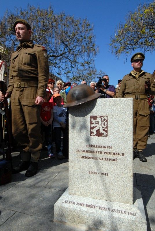 Slavnosti svobody 2012 - V Husově ulici byl odhalen pomník československým vojákům