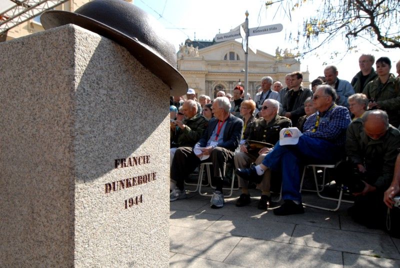 Pomník československým vojákům bojujícím na západní frontě v letech 1940 -1945 byl dnes (8.5.2012) slavnostně odhalen v Husově ulici. Má trvale připomínat oběti těchto vojáků a upozorňovat na to, že na osvobození Plzně a tehdejšího Československa se podílely také tisíce československých občanů.