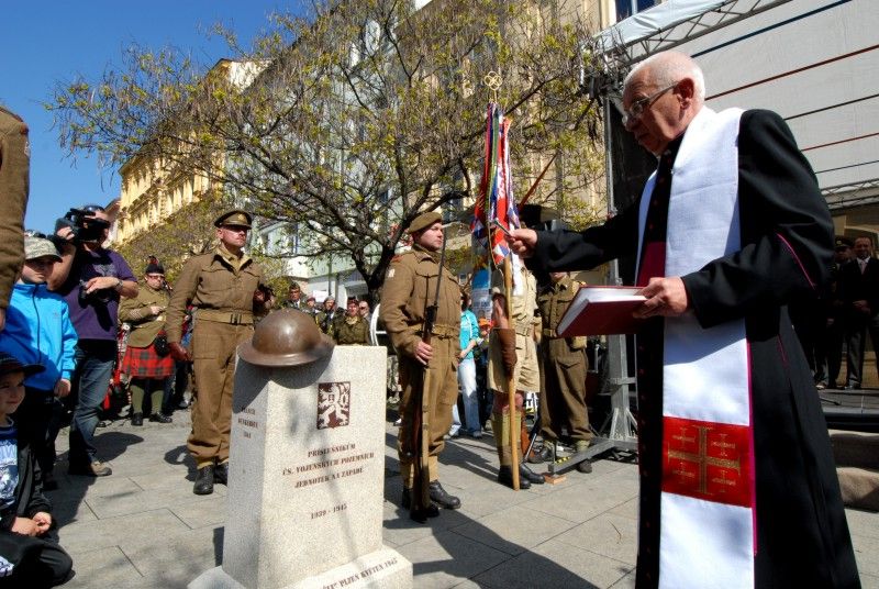Pomník československým vojákům bojujícím na západní frontě v letech 1940 -1945 byl dnes (8.5.2012) slavnostně odhalen v Husově ulici. Má trvale připomínat oběti těchto vojáků a upozorňovat na to, že na osvobození Plzně a tehdejšího Československa se podílely také tisíce československých občanů.