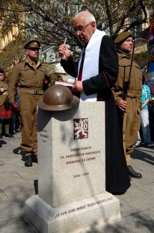 Pomník československým vojákům bojujícím na západní frontě v letech 1940 -1945 byl dnes (8.5.2012) slavnostně odhalen v Husově ulici. Má trvale připomínat oběti těchto vojáků a upozorňovat na to, že na osvobození Plzně a tehdejšího Československa se podílely také tisíce československých občanů.