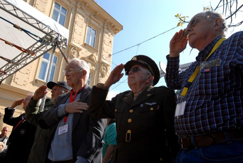 Pomník československým vojákům bojujícím na západní frontě v letech 1940 -1945 byl dnes (8.5.2012) slavnostně odhalen v Husově ulici. Má trvale připomínat oběti těchto vojáků a upozorňovat na to, že na osvobození Plzně a tehdejšího Československa se podílely také tisíce československých občanů.