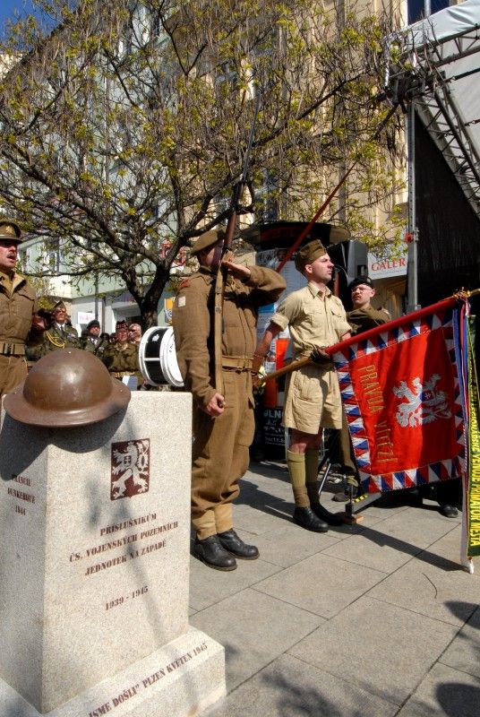 Pomník československým vojákům bojujícím na západní frontě v letech 1940 -1945 byl dnes (8.5.2012) slavnostně odhalen v Husově ulici. Má trvale připomínat oběti těchto vojáků a upozorňovat na to, že na osvobození Plzně a tehdejšího Československa se podílely také tisíce československých občanů.