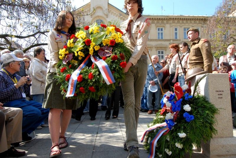 Pomník československým vojákům bojujícím na západní frontě v letech 1940 -1945 byl dnes (8.5.2012) slavnostně odhalen v Husově ulici. Má trvale připomínat oběti těchto vojáků a upozorňovat na to, že na osvobození Plzně a tehdejšího Československa se podílely také tisíce československých občanů.
