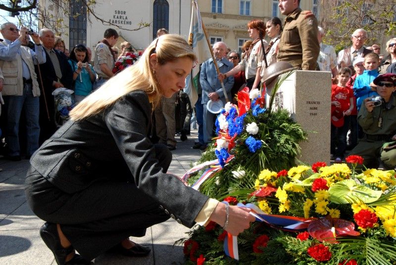 Pomník československým vojákům bojujícím na západní frontě v letech 1940 -1945 byl dnes (8.5.2012) slavnostně odhalen v Husově ulici. Má trvale připomínat oběti těchto vojáků a upozorňovat na to, že na osvobození Plzně a tehdejšího Československa se podílely také tisíce československých občanů.