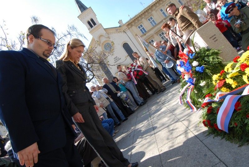 Pomník československým vojákům bojujícím na západní frontě v letech 1940 -1945 byl dnes (8.5.2012) slavnostně odhalen v Husově ulici. Má trvale připomínat oběti těchto vojáků a upozorňovat na to, že na osvobození Plzně a tehdejšího Československa se podílely také tisíce československých občanů.