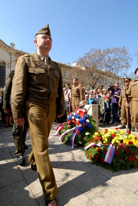 Pomník československým vojákům bojujícím na západní frontě v letech 1940 -1945 byl dnes (8.5.2012) slavnostně odhalen v Husově ulici. Má trvale připomínat oběti těchto vojáků a upozorňovat na to, že na osvobození Plzně a tehdejšího Československa se podílely také tisíce československých občanů.