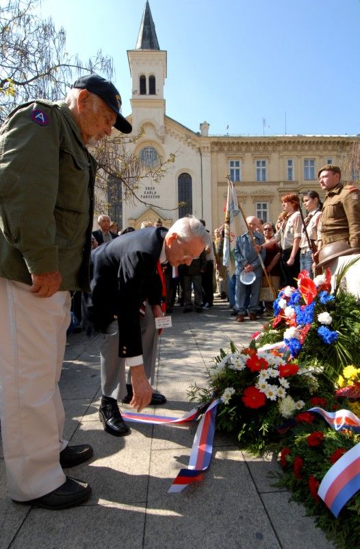 Pomník československým vojákům bojujícím na západní frontě v letech 1940 -1945 byl dnes (8.5.2012) slavnostně odhalen v Husově ulici. Má trvale připomínat oběti těchto vojáků a upozorňovat na to, že na osvobození Plzně a tehdejšího Československa se podílely také tisíce československých občanů.