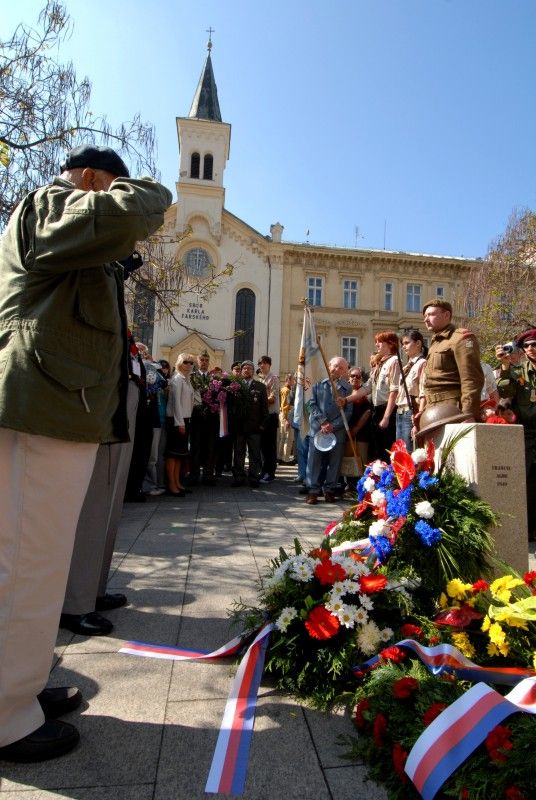 Pomník československým vojákům bojujícím na západní frontě v letech 1940 -1945 byl dnes (8.5.2012) slavnostně odhalen v Husově ulici. Má trvale připomínat oběti těchto vojáků a upozorňovat na to, že na osvobození Plzně a tehdejšího Československa se podílely také tisíce československých občanů.