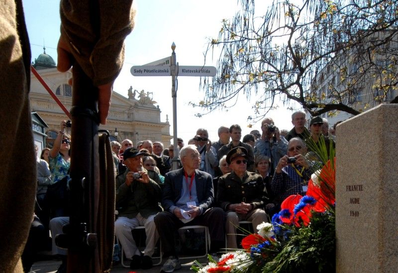 Pomník československým vojákům bojujícím na západní frontě v letech 1940 -1945 byl dnes (8.5.2012) slavnostně odhalen v Husově ulici. Má trvale připomínat oběti těchto vojáků a upozorňovat na to, že na osvobození Plzně a tehdejšího Československa se podílely také tisíce československých občanů.