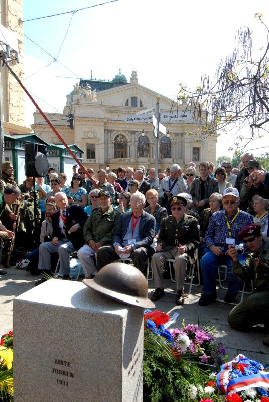 Pomník československým vojákům bojujícím na západní frontě v letech 1940 -1945 byl dnes (8.5.2012) slavnostně odhalen v Husově ulici. Má trvale připomínat oběti těchto vojáků a upozorňovat na to, že na osvobození Plzně a tehdejšího Československa se podílely také tisíce československých občanů.