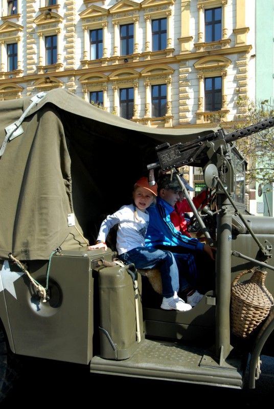 Pomník československým vojákům bojujícím na západní frontě v letech 1940 -1945 byl dnes (8.5.2012) slavnostně odhalen v Husově ulici. Má trvale připomínat oběti těchto vojáků a upozorňovat na to, že na osvobození Plzně a tehdejšího Československa se podílely také tisíce československých občanů.