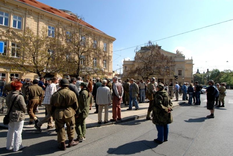 Pomník československým vojákům bojujícím na západní frontě v letech 1940 -1945 byl dnes (8.5.2012) slavnostně odhalen v Husově ulici. Má trvale připomínat oběti těchto vojáků a upozorňovat na to, že na osvobození Plzně a tehdejšího Československa se podílely také tisíce československých občanů.