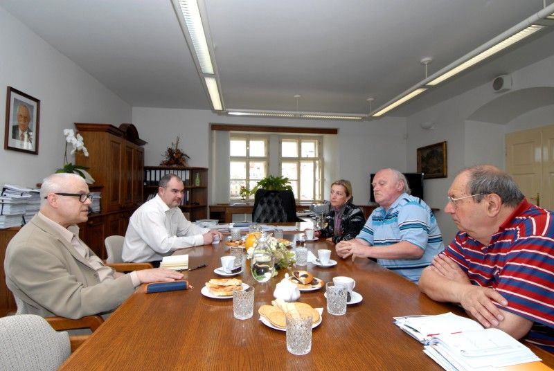 Bývalý evropský komisař pro zaměstnanost, sociální věci a rovné příležitosti Vladimír Špidla ve středu (9.5.2012) navštívil Plzeň. V doprovodu náměstkyně Evy Herinkové, náměstka Martina Zrzaveckého a radního pro sociální věci a zdravotnictví Jiřího Kuthana společně navštívili některá plzeňská sociální zařízení, konkrétně Domov pro seniory svatého Jiří a Domov svatého Františka ve Wenzigově ulici, který provozuje azylový dům, nízkoprahové denní centrum a noclehárnu pro lidi bez domova. Návštěvě předcházelo pracovní jednání, jehož ústředním tématem byla problematika sociálních služeb