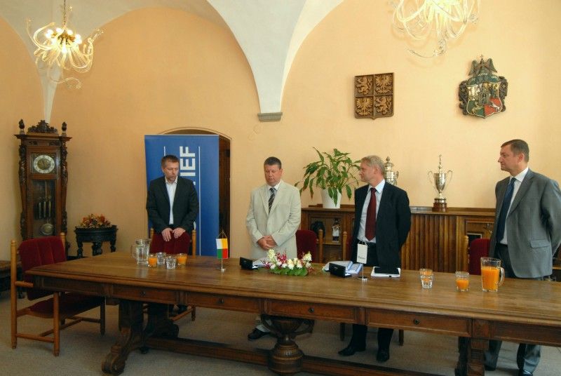 Smlouvu na stavbu nové divadelní budovy dnes (10.5.2012) na radnici s městem podepsala firma Hochtief CZ, která zvítězila ve výběrovém řízení. Divadlo v Jízdecké ulici postaví za cenu 818, 5 milionu korun. Vysoutěžená cena zahrnuje kromě stavby i její vybavení a vybudování podzemního parkoviště.