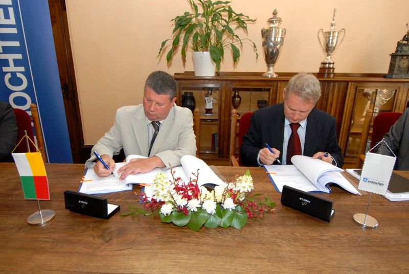 Smlouvu na stavbu nové divadelní budovy dnes (10.5.2012) na radnici s městem podepsala firma Hochtief CZ, která zvítězila ve výběrovém řízení. Divadlo v Jízdecké ulici postaví za cenu 818, 5 milionu korun. Vysoutěžená cena zahrnuje kromě stavby i její vybavení a vybudování podzemního parkoviště.